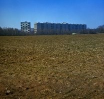 Огромное поле, которое в наше время превратилось в Рублёвское шоссе и вид на дом по адресу Рублёвское шоссе, 127
************************************
Автор! Поле НЕ ПРЕВРАЩАЛОСЬ в Рублёвское шоссе, потому что шоссе УЖЕ СУЩЕСТВОВАЛО и проходило оно прямо под окнами этой "Китайской стены" или "китайки", как этот дом прозвали местные.
А на "огромном поле" сейчас находится район Крылатское