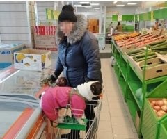 Да уродов дохрена во всех магазинах и странах! Например, бросатели тележек - разгрузят товар в машину, а тележку оставляют (лень пройти 20 метров), а тут ветерок или наклон и у кого-то вмятина. Опять же любители своих миниволкодавов тащить в продуктовый магазин и катать на тележке! Список можно продолжать до бесконечности.