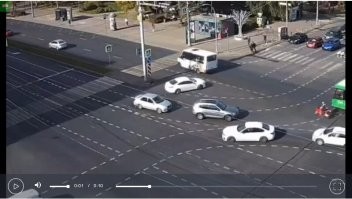 В субботу, 5 октября, в Челябинске на пересечении проспекта Ленина и улицы Энтузиастов водитель Mazda столкнулся с мотоциклом Honda. От удара байкер отлетел к обочине, мотоцикл загорелся. 

"Смотрите внимательно, мотоциклист ехал по полосе, которая предназначена для движения прямо, налево полоса левее."
Да-да... смотрите ВНИМАТЕЛЬНЕЕ!! На скине хорошо видно по какой полосе ехал байкер...