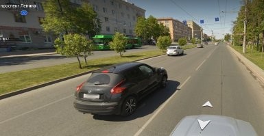 В субботу, 5 октября, в Челябинске на пересечении проспекта Ленина и улицы Энтузиастов водитель Mazda столкнулся с мотоциклом Honda. От удара байкер отлетел к обочине, мотоцикл загорелся. 

"Смотрите внимательно, мотоциклист ехал по полосе, которая предназначена для движения прямо, налево полоса левее."
Да-да... смотрите ВНИМАТЕЛЬНЕЕ!! На скине хорошо видно по какой полосе ехал байкер...