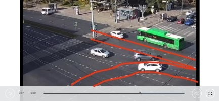 Там три полосы, автобус ехал по правой, хруст ехал по средней. На левую, которая только для поворота, он не заезжал.