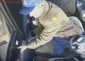 Это кенешн к техсостоянию автобуса не относится, но что у водилы с правой рукой, раз он дверь с правой стороны левой рукой закрывает?