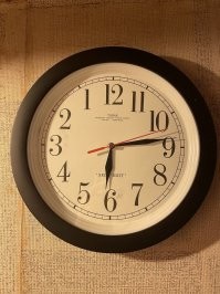 ТС, так и задумано.
достаточно популярная тема, у меня и наручные были с обратным ходом.
