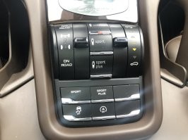 У Кайена пневма. При желании он без проблем на бордюр залезет.