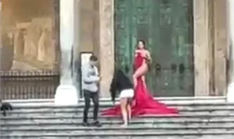 Как-то странно она разделась. Она одета вообще-то.