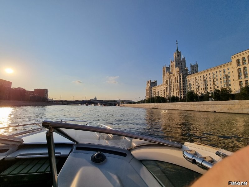 ага, и убрали наш понтон в затоне. Теперь по центру Москвы на каютном катере не покатаешься (