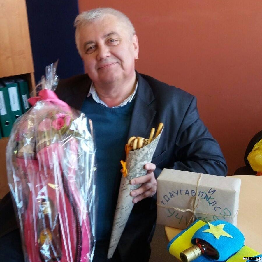 Не 3,14зди, вырусь, пособник нацистов! Ты сам рассказывал, что твоя мамашка переползла в латвию из Псковской области, после войны! Я не удивлюсь, если откроется, что твой папашка-ЛАТЫШ, воспитанник АЙЗСАРГОВ, Или натуральный ЛАТВИЙСКИЙ ЭСЭСОВЕЦ.  Так откуда/"...Как же это мои русские предки, никуда не выезжая из Латвии, как минимум с 19-го века, до сих пор дожили и даже потомков нарожали."/ Потому, видимо, и получилась такая МРАЗЬ, как ТЫ, ЛАТВИЙСКИЙ ПОЛИЦАЙ, пособник нацистов! И это ты, падаль, живя в Даугавпилсе,  УГРОЖАЛ местным русским расправой с помощью вашего латвийского гестапо! Для посетителей Фишек представляю крупно эту НАЦИСТСКУЮ МРАЗЬ- "Бывалый", поддерживающий такую же нацистскую украину-рядом с ним лежит ЖОВТО-БЛАКЫТНАЯ тряпка.