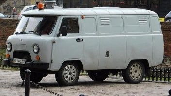 А зачем вот это брать в производство? Она же заведомо хуже. Поясню: пропорции машины заметно изменены, они не просто открыли колесные арки, а поставили колеса большего диаметра (между делом перегрузив трансмиссию), значит сами арки тоже расширили и подняли. Вместе с арками они неизбежно подняли сиденья. При этом они зачем то явно занизили крышу. Теперь водитель и пассажир рядом будут биться башкой о потолок на кочках. Как передвигаться по салону тоже не очень понятно. Короче вот это уже не микроавтобус, в нем уже не походишь, комфортно не переоденишся, не поешь и не попьешь чайку за столиком.  эргономика высокого кузова одно из главных достоинств старушки-буханки.
