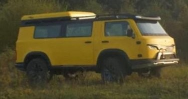 А зачем вот это брать в производство? Она же заведомо хуже. Поясню: пропорции машины заметно изменены, они не просто открыли колесные арки, а поставили колеса большего диаметра (между делом перегрузив трансмиссию), значит сами арки тоже расширили и подняли. Вместе с арками они неизбежно подняли сиденья. При этом они зачем то явно занизили крышу. Теперь водитель и пассажир рядом будут биться башкой о потолок на кочках. Как передвигаться по салону тоже не очень понятно. Короче вот это уже не микроавтобус, в нем уже не походишь, комфортно не переоденишся, не поешь и не попьешь чайку за столиком.  эргономика высокого кузова одно из главных достоинств старушки-буханки.