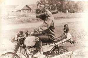 Это уже 90е. Была у меня каролина, такая же задраная, ногами еле до земли доставал)