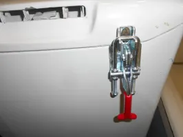 Я тоже порой приколхозить что-то люблю :).
Сломалась крышка у стиралки. Поискал - ничего не нашёл, либо стоит, как половина стиралки. А сцуко сделали из тонкого пластика, оно должно там было сломаться! И как показывают отзывы пользователей - оно там ломается!
Несколько раз разбирал, паял пластмассу, армировал железками, но хватало ненадолго. Вибрация ломала эту хлипкую пластмассу.
В итоге психанул и вот: