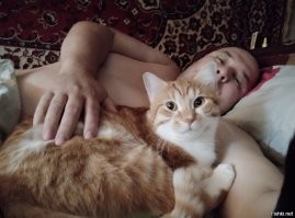 Мне коты особо спать не дают, когда я после суток домой прихожу. Скучают без меня.