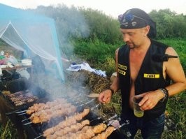 Чуть не заплакал. Уже и не помню когда последний раз шашлычка приходилось покушать.
А ведь сам на мотослётах делал по 250кг...