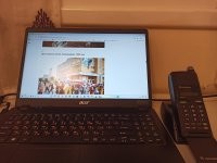 Боже, на стене мой первый телефон! Как раз 98-ой год! Я его сохранил на память.