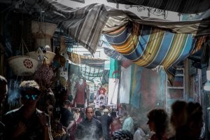 Поверьте, я тоже люблю уличную фотографию. Репортажная съемка   это, в первую очередь, искусство фиксации незапланированных эмоций в любом их проявлении, будь то грусть, печаль, радость или неподдельный восторг. Именно поэтому фоторепортаж предполагает наличие у фотографа навыка наблюдать за происходящим и замечать то, что на первый взгляд кажется малозначительным и скрытым.
Вот, к примеру мои фотки из Туниса. Даже если и фотографировал спины то кадр наполнял колоритом и содержанием.