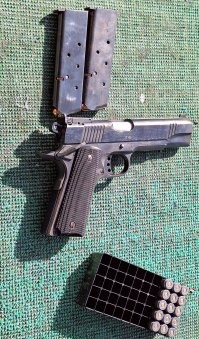 повезло чуваку, что у охранника был не этот ствол, а то...