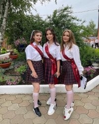 Одна девочка не поставила ногу на носок во время фотографирования и на фото получилась смесь тумбы и коровы, всё в жиру, подруги прекращают общение, в инстаграме банят, модельные агентства рвут ещё неподписанные контракты, мужики в ужасе разбегаются, навсегда теряя потенцию.
P.S. Ответ на то зачем они это делают не знают по моему даже британские учёные...