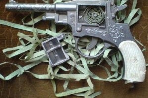 Какая жесткая пружина была у револьвера и как болел указательный палец после пары лент пистонов...