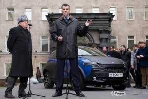 Жириновскому все таки один е-мобиль Прохоров подарил!