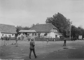 Выставка «60 лет советского кино» - это была супервыставка! Павильон бального зала "Война и мир", самолет "Илья Муромец" в натуральную величину, макет танкового боя 1:20. Куча декораций!!!