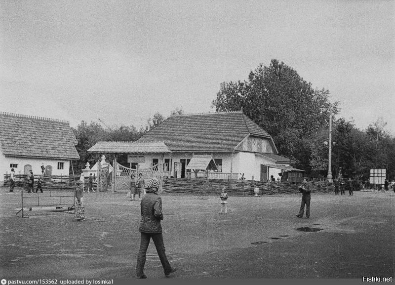 Выставка «60 лет советского кино» - это была супервыставка! Павильон бального зала "Война и мир", самолет "Илья Муромец" в натуральную величину, макет танкового боя 1:20. Куча декораций!!!