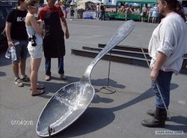 Как перелить напиток из стакана, не пролив ни капли