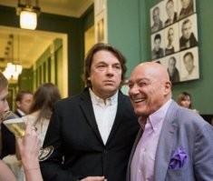 Так у нас уже и эта сучка ани лорак на ТВ трется. Не понимаю наших телевизионщиков - своего говна что-ли мало?