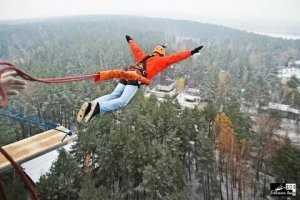 Ну рекорд, это ладно. Но что там эффектного?? Болтается как го.но в проруби на веревке. Хоть бы руки как крылья расправил, раз в образе птицы