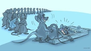 Я на съемной квартире полезла в стенной шкаф, что-то надо было взять у дальней стенки. И тут на меня падает верхняя полка, не на шею, а на спину, но придавило знатно, там какие-то инструменты были, гвозди, все тяжелое. Хриплю другу, который на кухне, - Спасите-помогите! А он не идет. Кое-как спиной приподняла полку, начала вылезать, а тут и друг подоспел. Он думал, что я шучу. А ведь мог и воспользоваться...