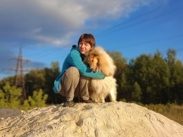 Это -- овчарка, красавица колли,
Колли, ребята, не учатся в школе,
Древнюю мудрость -- науку овчарок,
Колли от мам получают в подарок.
(С)