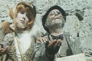 Мутно как-то. 
Если б ко мне подошёл цыган (да в принципе - незнакомый человек) и попросил у меня мобилу, чтоб денег перевести. Ну, я б ему отказал. Допустим, он бы силой у меня забрал телефон,  но как он без моего согласия его разблокирует и как узнает пароль от банковского приложения?  Бить меня будет и пытать.. ну так это уже разбойное нападение.  Не очень понятно, насколько там грамотный психолог, который может уговорить кого-то - добровольно передать мобилу и стоять и смотреть как на тебя оформляют кредит.
Возможно,  люди не договаривают, что кредит оформлялся добровольно, но им обещали отдать с процентами.. типо возьмём заем 50К,  а тебе вернём через неделю 65К..  ну, тогда сами виноваты.. потому что развод в стиле "открой рот, закрой глаза" работает во 2-3 классе начальной школы,  а коли взрослые люди на такое ведутся - ну так это вопрос к их собственной смекалке.
И кстати, в рассказы про гипноз я тоже не верю, мол когда цыганки на руке гадают, ты им бессознательно бабки отдаёшь.  Мне раз 20 пытались нагадать всё, от скорой смерти, до безумного богатства.. и надо было только "позолотить ручку", чтоб узнать подробности как привлечь или избежать надвигающееся событие. Я ни разу бабки не давал.  Подозреваю, что некоторым так хочется услышать, как встретить любовь всей своей жизни, или внезапно разбогатеть, что они добровольно дают цыганкам деньги (или настолько отвлекаются пуская слюни представляя себя на бентли, что их чистят карманники), а потом осознав что их просто - развели как лохов, начинают окружающим рассказывать чушь про гипнотическое воздействие.  Удобно ведь: не ты дурачок, а тебя просто загипнотизировали..  Инфоцыганам из инстаграмма, деньги за курсы "Успешного успеха", тоже под гипнозом люди отправляют? Или потому что думают,  что не напрягаясь, за скромные 10 тысяч можно узнать какие-то потаённые секретны мироздания, что сделают их топовыми бизнесменами из Москоу-сити?

В  общем,  родителей  этих детей жалко, но я так думаю воспитывать надо своё чадо, так чтоб оно прохвостам на слово не верило, в алчной погоне за халявными бабками, тогда проблем в жизни будет меньше.  А цыгане там развели, или молдаване, или марсиане - дело уже десятое.
В первую очередь за себя отвечать надо.