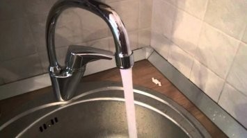 Ничего там наклонно стоять не будет. Довольно распространённая модель. На фото кажется, что наклонно, на самом деле корпус картриджа наклонно, а "стояк" прямой. Вот, собственно, аналог:
