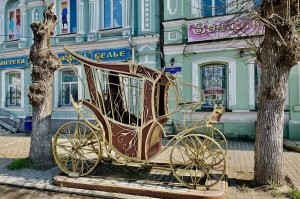 На 18 фото мой родной город Кимры. За прошедшие годы ничего принципиально не поменялось. Там, за Запорожцем, между деревьев поставили карету, для туристов. Также есть магазинчики и продается посуда. Также в сотне метров от этого места городской рынок. Также, как и тогда, там можно примерить брюки, стоя на картонке.