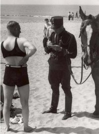 У "апельсина" слишком уж лифчик вызывающий...