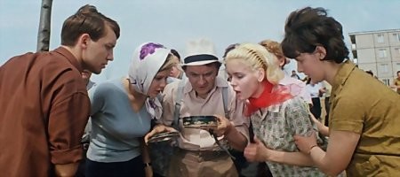когда читаю чудесные истории о кладах, которые долго валялись в сарях, гаражах, подвалах, а потом случайно их заметили, вспоминаю сразу старый добрый фильм...
99% найденых кладов, которые потом продаются через аукцион - это банальное отмывание денег