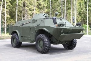 Я смотрел других блогеров из верхнего интернета, они там в боковые двери стреляли из  9x19мм SP. Дверь выдерживает, но остаётся вмятина.
У собственно вопрос - а на кой ляд там эта пуленепробиваемость в целом? Ну если захотят тебя завалить, то могут ведь и на парковке это сделать и в магазине и по пути к автомобилю, а если очень надо - то и автомобиль можно подвзорвать или обстрелять  чем-нить уже серьёзным вроде .223 или .308,  я уже молчу, что у людей кто  этим зарабатывает на жизнь, наверняка найдутся пули с бронебойным компонентом, может тогда и  9мм пистолетной пули за глаза  хватит... В общем толку от этой пулестойкости, исключительно от случайного выстрела со стороны негритянского квартала, и то в специфических условиях.   А между тем,  машине постоянно приходится таскать на себе лишний вес брони,  затрачивая на это заряд АКБ и излишне изнашивая подвеску.
Тут уже либо для параноиков, надо покупать какой-нить серьёзный бронированный внедорожник от кастомных ателье (в США это дело любят), либо заменить всю  это "броню" обычным листовым металлом, снизив массу и повысив пробег.
А ну 3-ий вариант, если денег на кастомный внедорожник нету, а обстрела со стороны негритянского квартала вы боитесь больше обычного.. надо купить списанный БРДМ с противопульной, противоосколочной бронёй, слегка его подшаманить и рассекать по этому вашему ЛасВегасу и другим Дубаям.  И статусно..  это ж вам не попса, как кибер трак.