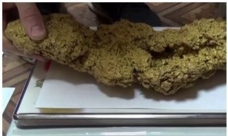 Не умничайте. Это самородки. И за них от коллекционеров можно получить цену в 2-3 раза большую, чем за  банковский слиток золота такой же массы.