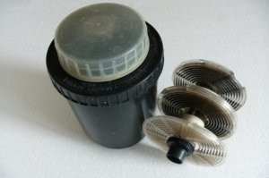 Это "двухэтажный" бачок на две плёнки 35 мм, были такие.