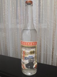 Вспоминаю, как в 90-е, у знакомого был ВАЗ 2108. Как-то, остановились у метро, он купил пару бутылок палёнки в киоске и опорожнил их в бачок омывателя: "Самая дешёвая незамерзайка!" - сказал он после.