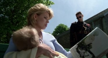 Мать в Германии кормит своего девятилетнего ребёнка грудью