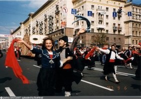 Почему про 90-е обязательно выкладываются какие-то депрессивные фото с очередями, пьяницами, бандитами?
Позитива, хороших событий было точно не меньше.