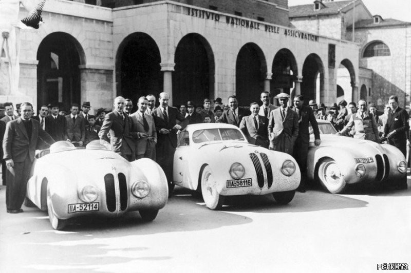 BMW 328 MM Bügelfalte – один из пяти обтекаемых спорткаров (двух купе и трех родстеров), созданных в 1940 году для легендарной гонки Mille Miglia. Баварцы тогда победили, но именно Bügelfalte приехал к финишу шестым. Автомобиль оснащен 2,0-литровой 130-сильной шестеркой и способен развить свыше 160 км/ч.
После войны BMW 328 Bügelfalte попал в качестве трофея в СССР и достался летчику-испытателю и конструктору Алексею Микояну – сыну партийного деятеля Анастаса Микояна и племяннику Артема Микояна, создававшего самолеты МИГ. Сам Алексей Микоян также работал на МИГе.
Скоростной BMW ему понравился, и он гонял на авто по Москве. Правда, глушителя, как такового, в спорткаре не было, да и вообще он не был предназначен для обычных дорог. В итоге, Микояна заставили продать авто гонщику Алексею Подкутову и до 1948 года BMW 328 даже участвовал в соревнованиях.