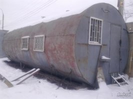 Вполне себе нормальный вагон-дом, а ни какая не ёмкость для газа. И кстати с тёплым полом в изначальном варианте.
А вот из минусов - очень хлипкая конструкция. При частых перемещениях силовой каркас расшатывался и начинало дуть из всех щелей.