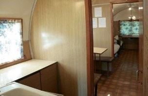 Вполне себе нормальный вагон-дом, а ни какая не ёмкость для газа. И кстати с тёплым полом в изначальном варианте.
А вот из минусов - очень хлипкая конструкция. При частых перемещениях силовой каркас расшатывался и начинало дуть из всех щелей.