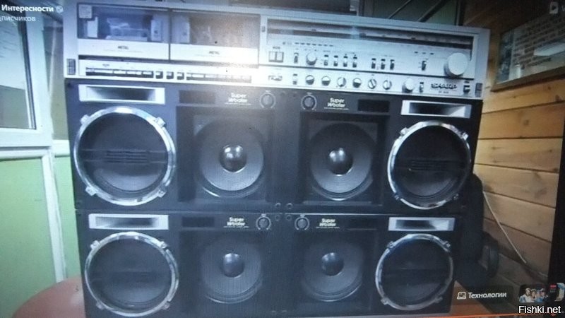 Похоже отфотошопили Lasonic 820. А вот такой Шарп реально существует -