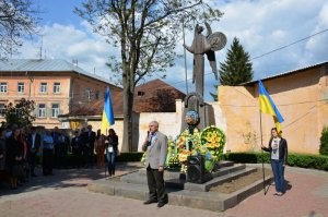 Памятник тем кто убивал людей в Бабьем Яру Киева, тем кто сжёг Хатынь. Пока это стоит, денацификация, на Руине, не закончена.
