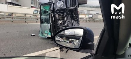 Затоталенный на московском ТТК гелик ехал к дочери миллиардера Владимира Евтушенкова   новенький G-класс ей перегоняли из салона. Стать его полноценной владелицей Анна Брусилова не успела. 

Наследница главы АФК "Система" рассказала: в аварию на Угрешской улице попал её "знакомый" Антон. Он позвонил сразу после ДТП и попросил подъехать   так девушка оказалась на месте. На вопрос, принадлежит ли ей машина, Анна ответила "Ещё нет". 

Брусилова   внебрачная дочь Евтушенкова. Ей принадлежит премиальный конный клуб Emerald Stables в Московской области, где свою лучшую жизнь живут 15 лошадей. Новенький гелик за примерно 35 млн рублей мог бы стать 16-й.