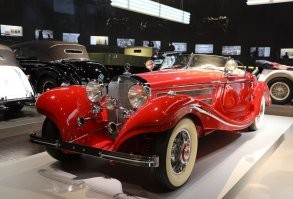 В музее Мерседес-Бенц такой стоит, только красного цвета. По фото не понятно, но он по размеру метров 6 в длину и метра 1.5 в высоту. Очень большой.