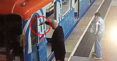 Интересна реакция пассажира, который рядом стоял...