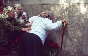 Да что там окаменелости! Обоссаности к лику святых причисляют!